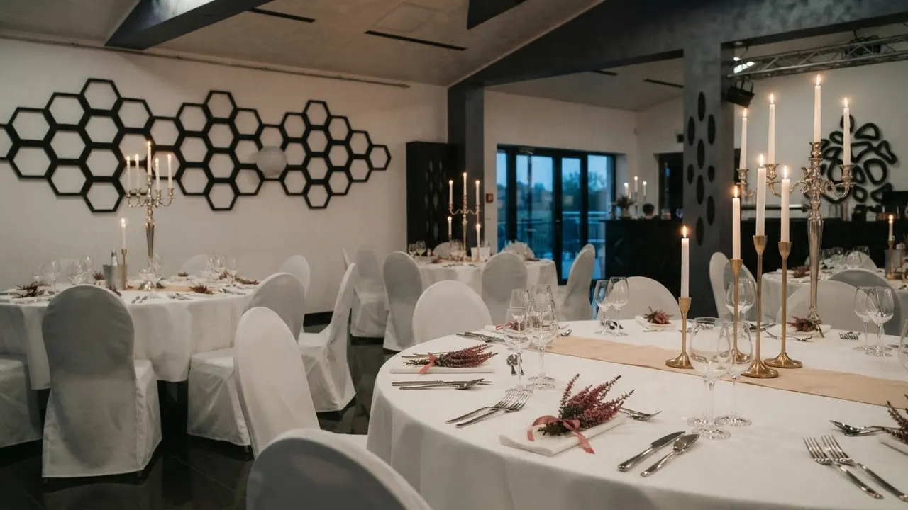 Festlich gedeckte Tafel in der Halle mit hohen Kerzen und Kandelabern
