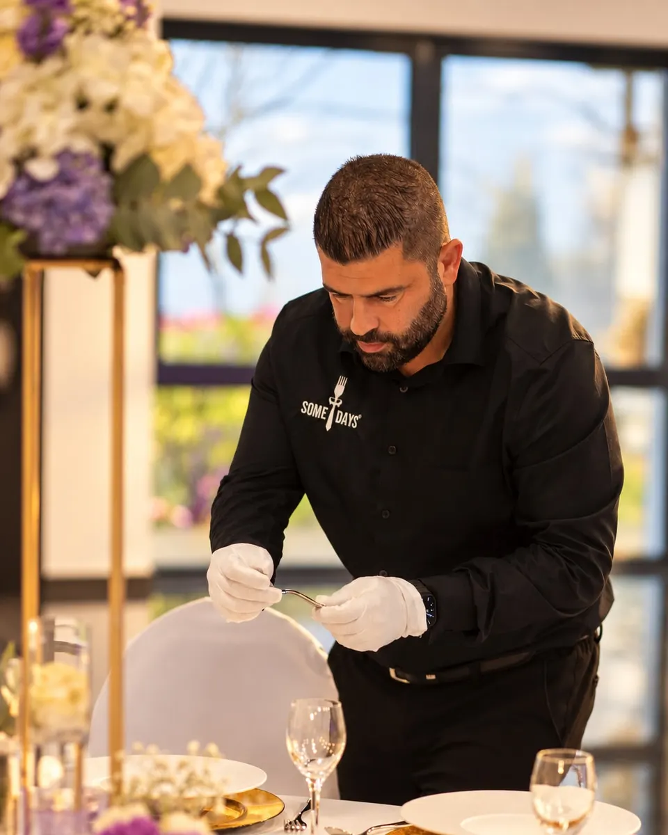 Adriano an einem festlich gedeckten Tisch im Glashaus